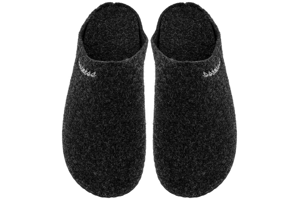 Closed men's home slippers made of Italian felt with "cosiness" embroidery