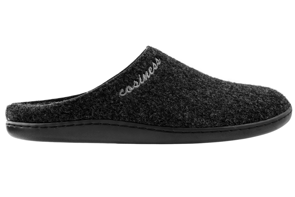 Closed men's home slippers made of Italian felt with "cosiness" embroidery