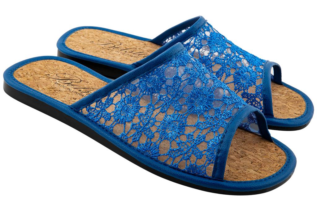 Open women's indoor slippers made of durable textile mesh