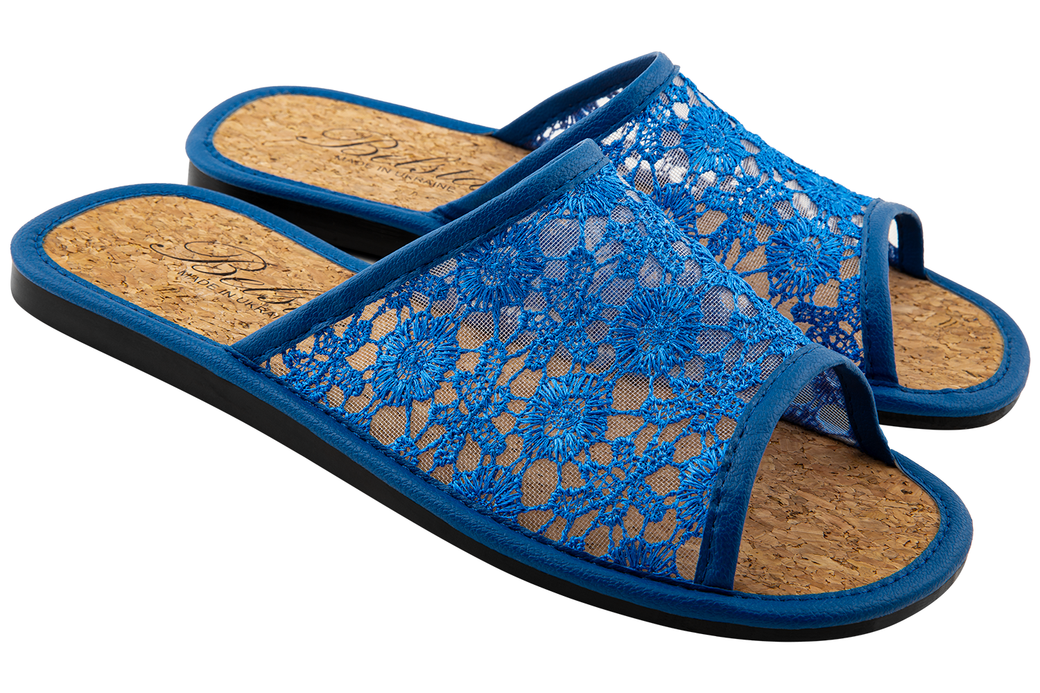 Open women's indoor slippers made of durable textile mesh
