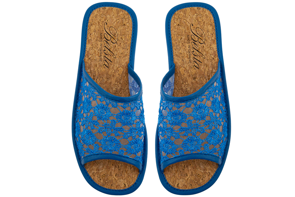 Open women's indoor slippers made of durable textile mesh