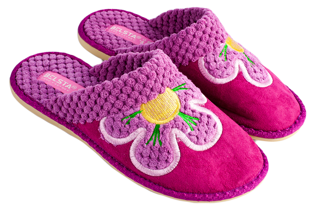 Indoor women's closed slippers made of suede and bouclé textile