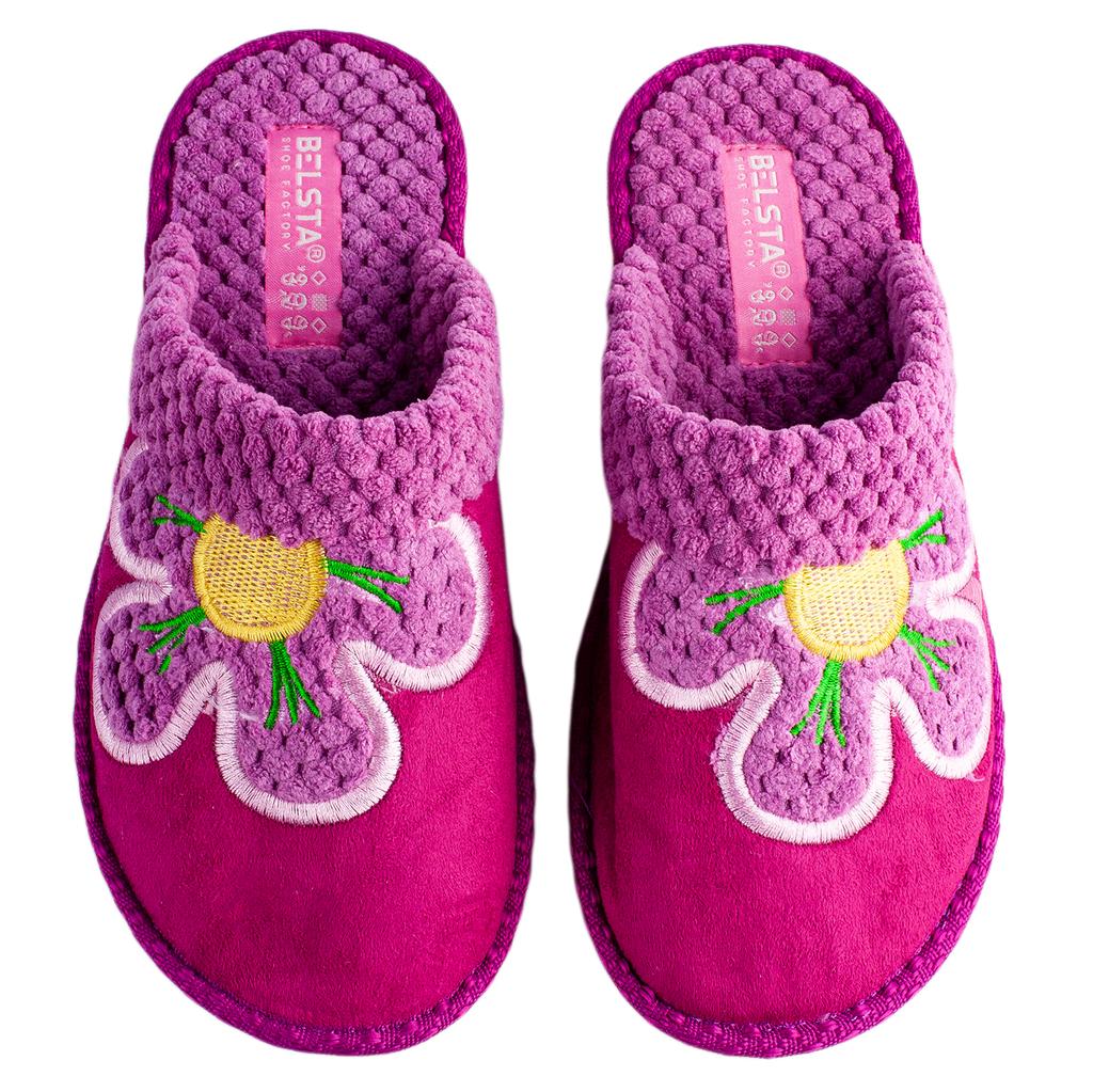 Indoor women's closed slippers made of suede and bouclé textile
