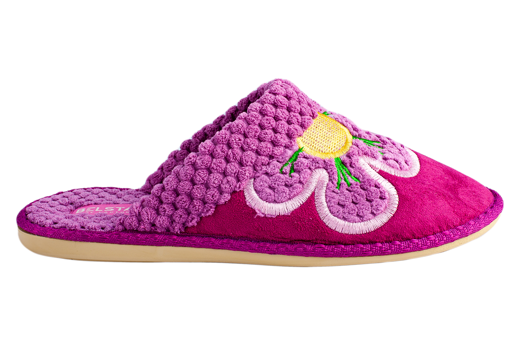 Indoor women's closed slippers made of suede and bouclé textile