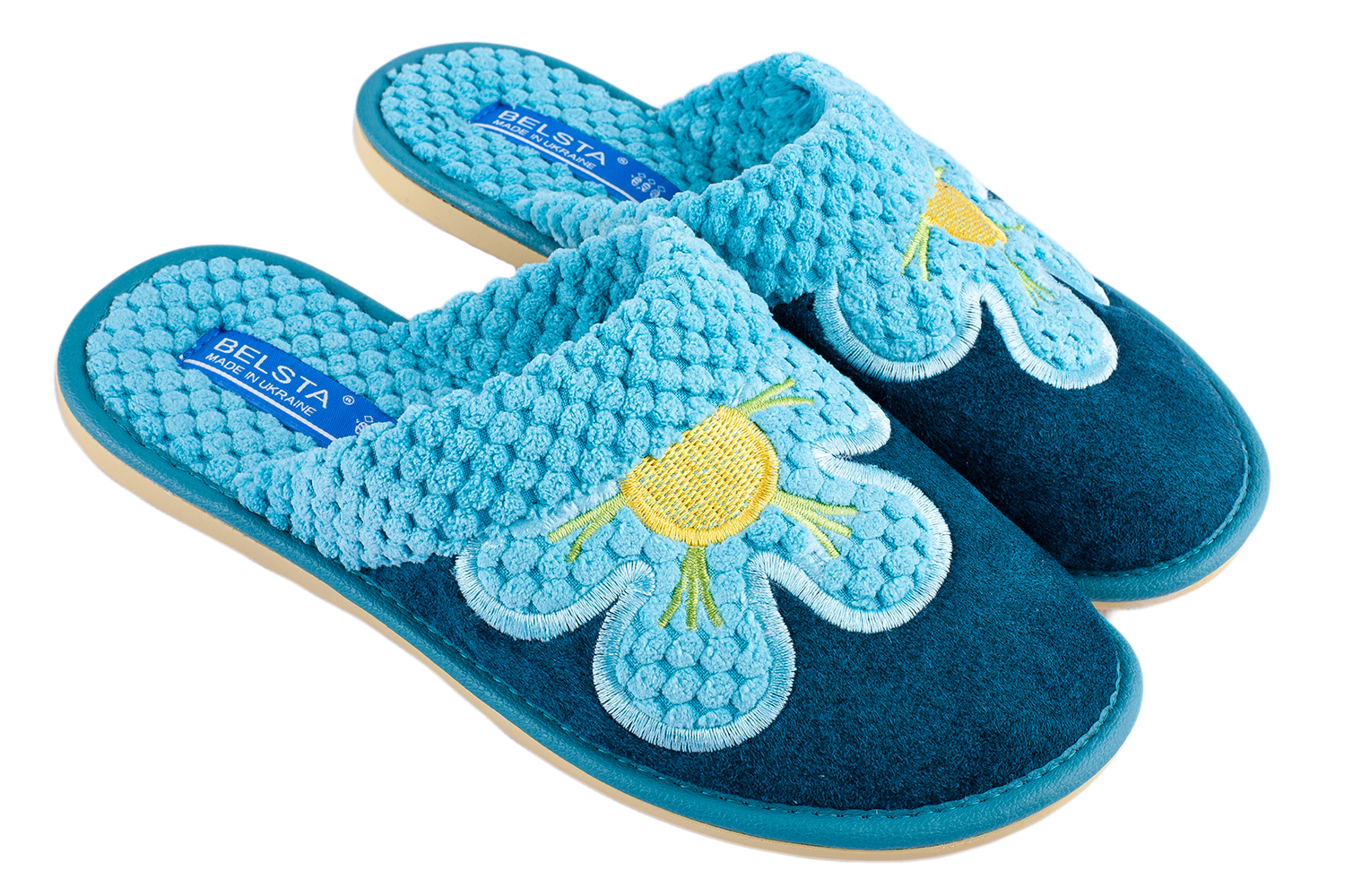 Indoor women's closed slippers made of suede and bouclé textile