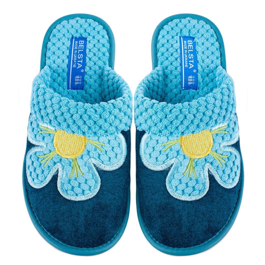 Indoor women's closed slippers made of suede and bouclé textile