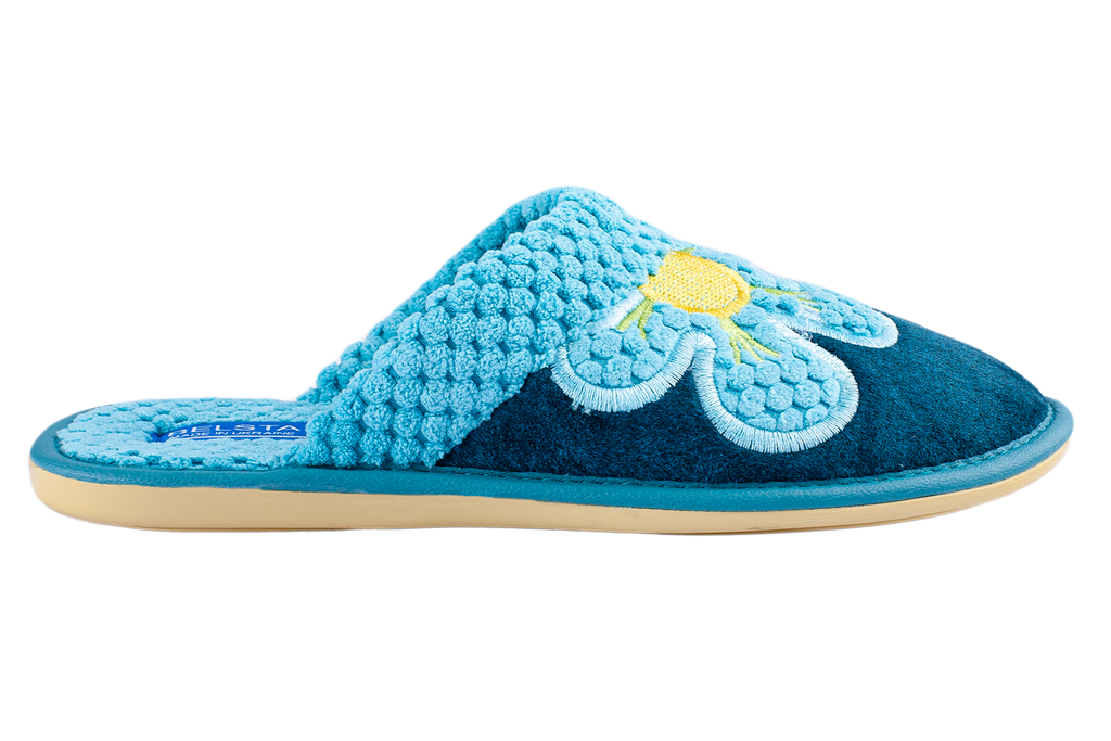 Indoor women's closed slippers made of suede and bouclé textile