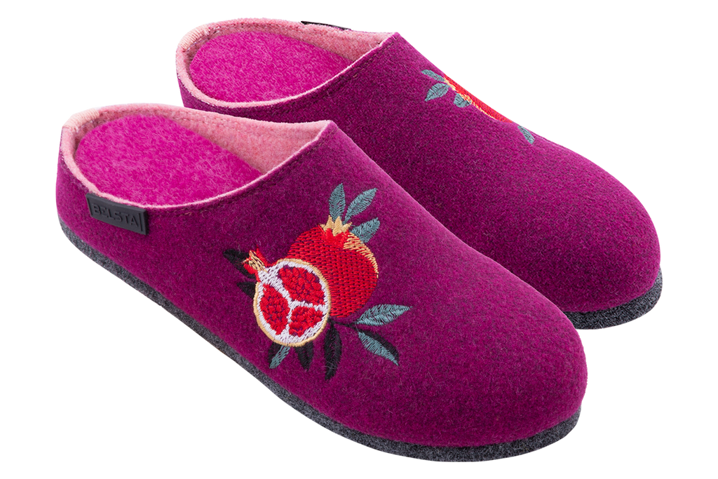 Women's closed-toe indoor slippers made of Italian blue felt, decorated with embroidery