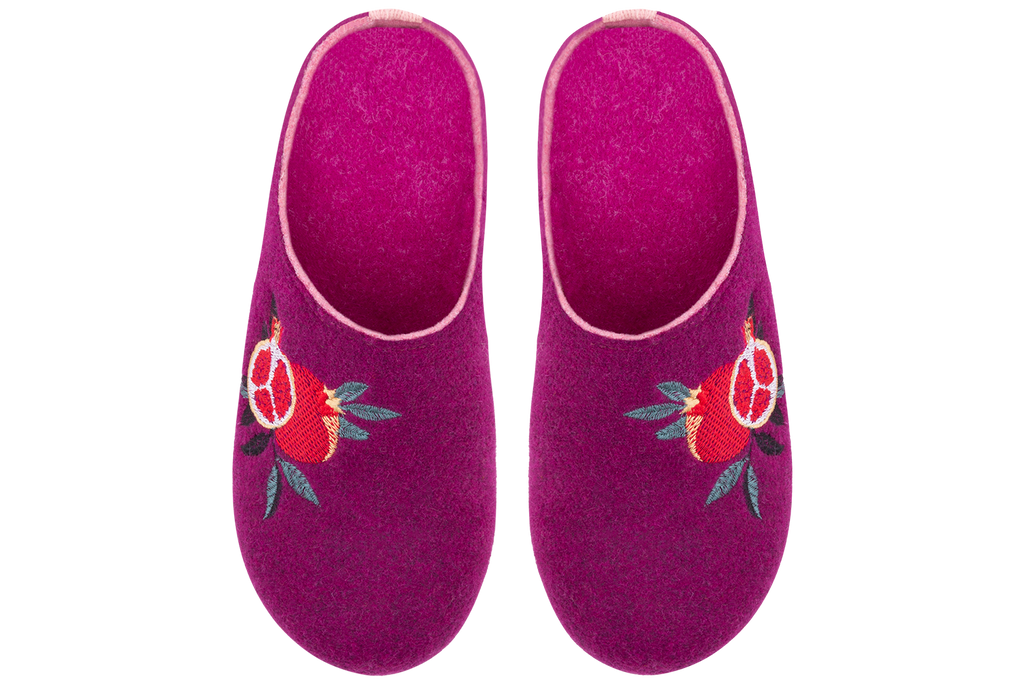 Women's closed-toe indoor slippers made of Italian blue felt, decorated with embroidery